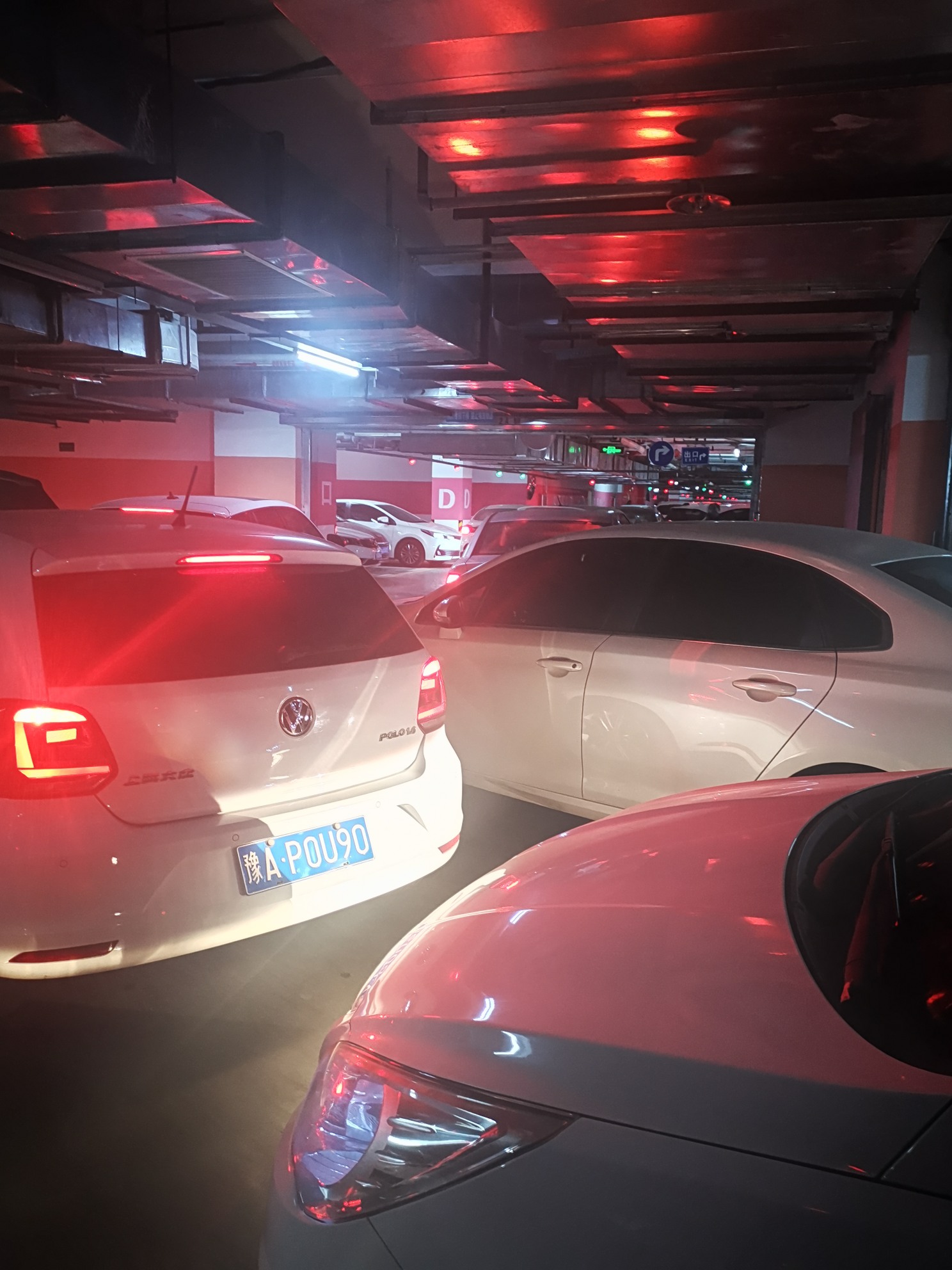 万佳中心城在地下停车场堵车两小